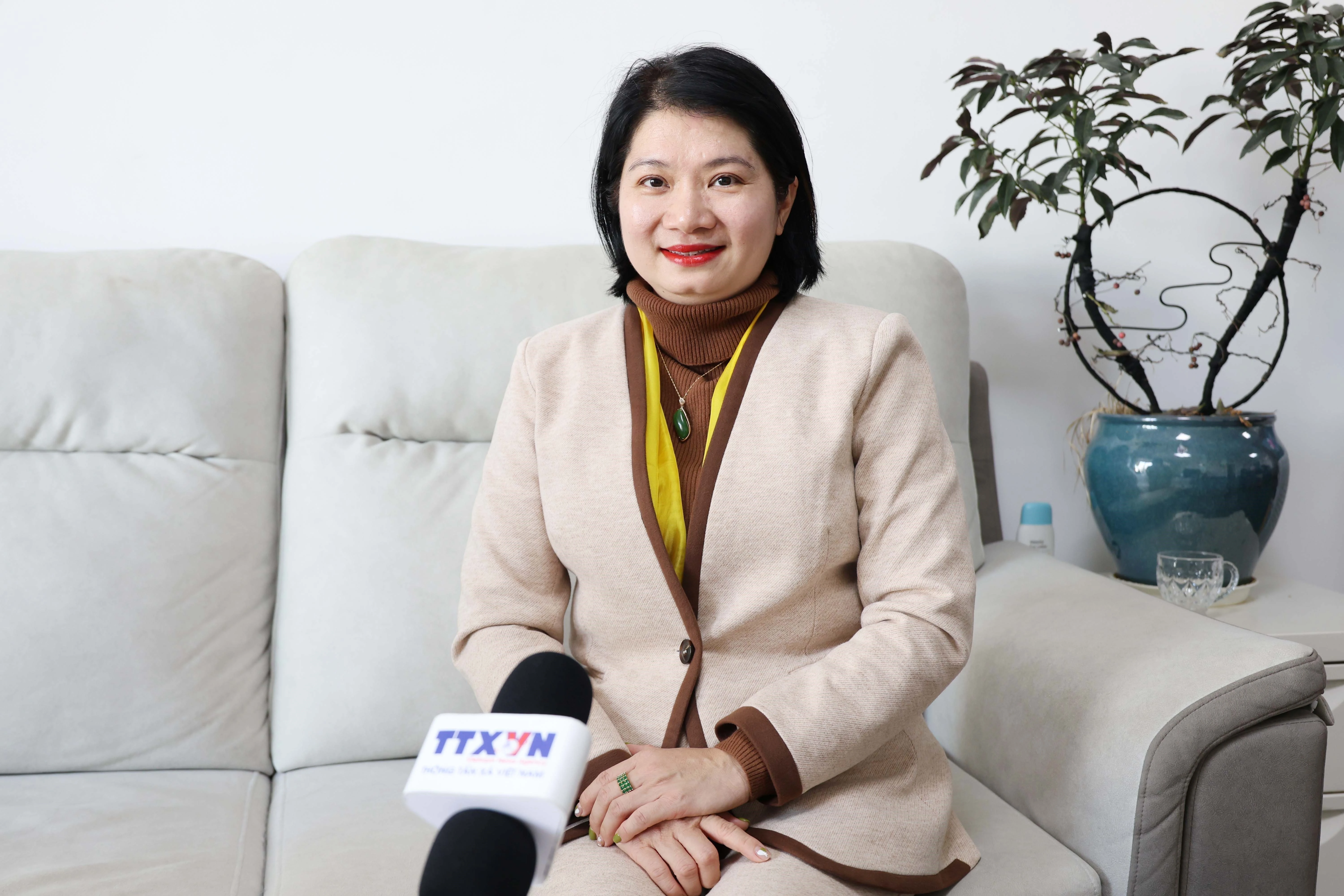 广东越粤商旅服务有限公司总经理范氏清鸾接受越通社记者采访。图自越通社