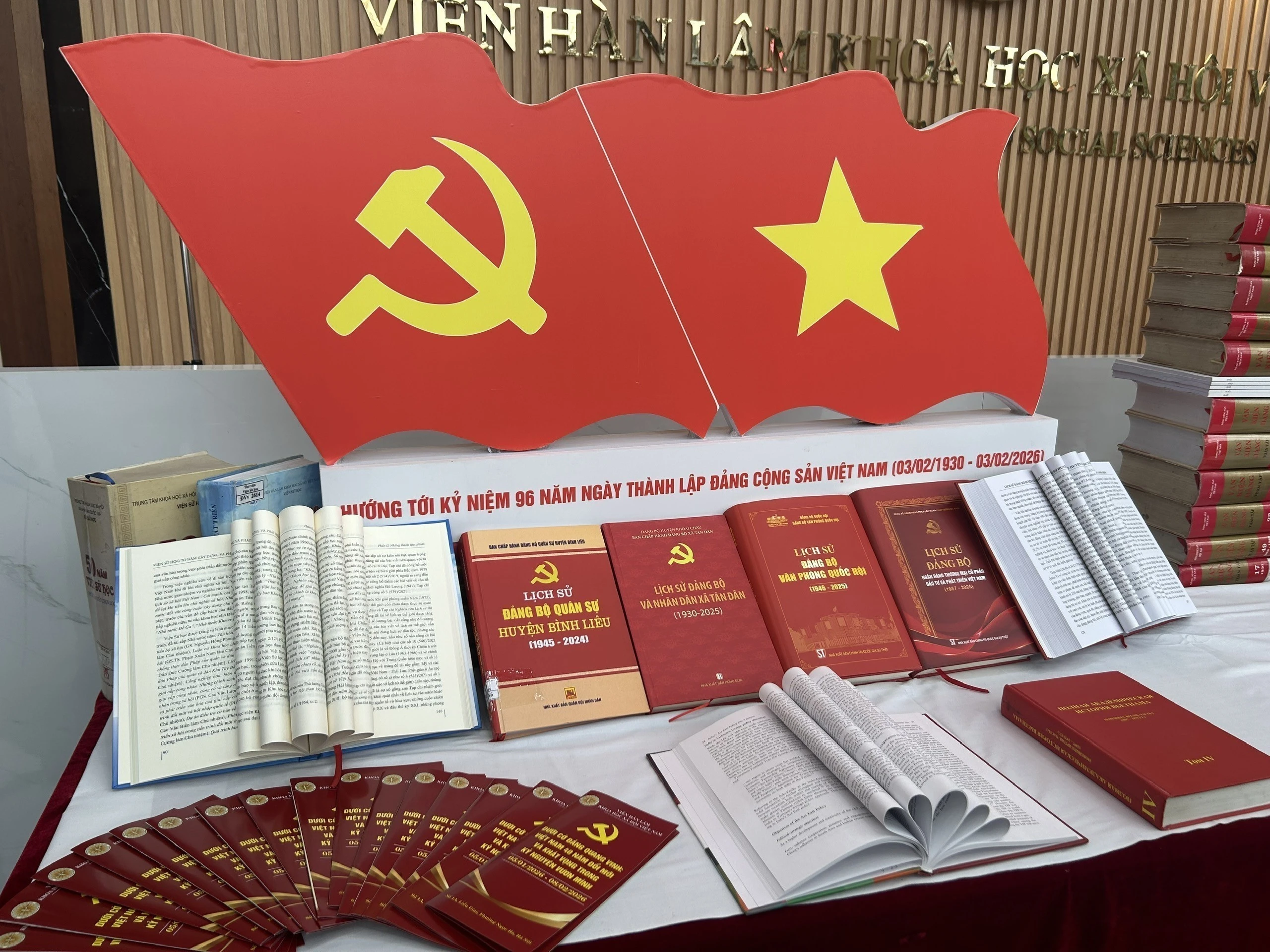 “在党的光荣旗帜下：越南革新40年回顾与奋发图强纪元愿景”的专题展上的书籍。图自越通社