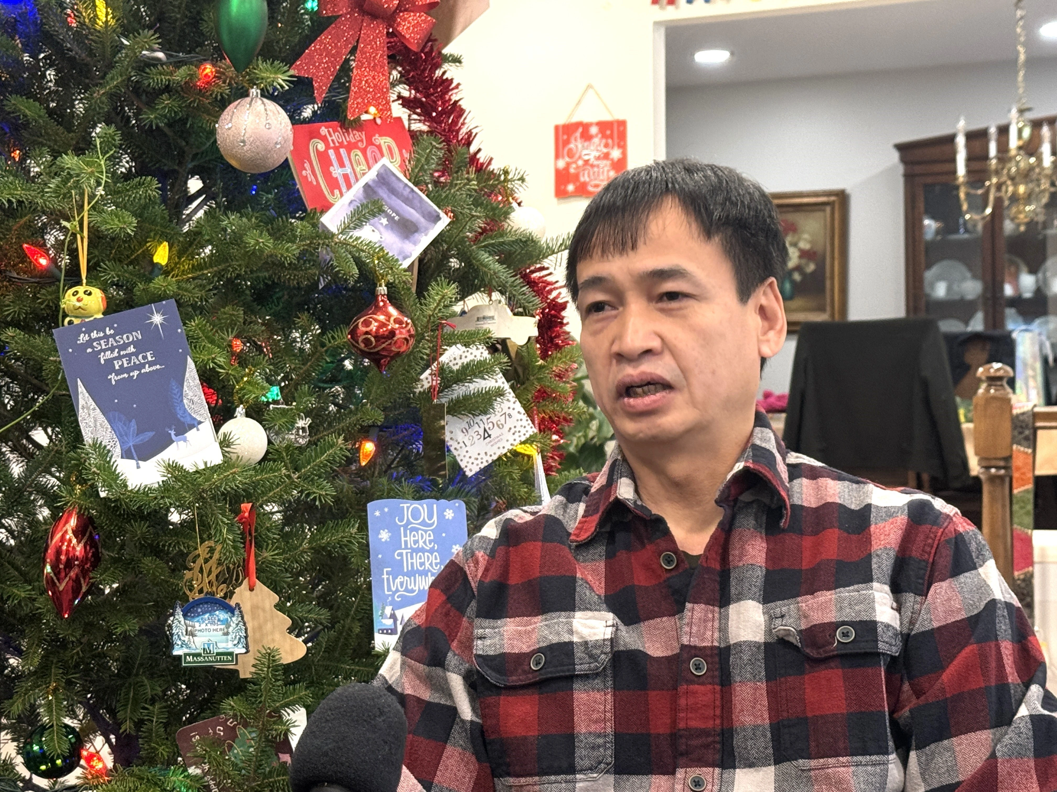 律师邓战胜接受越通社记者的采访。图自越通社