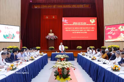 越共中央总书记苏林与南部地区历届越共中央委员。图自越通社