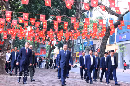 3月15日上午，越共中央总书记苏林前往河内市巴亭坊第2投票区，参加第十六届国会代表和2026—2031年任期各级人民议会代表选举投票。图自越通社