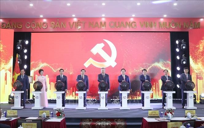出席越共十四大信息门户网站(https://daihoidang.vn)开通仪式的越共中央总书记苏林和代表们。图自越通社