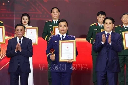 越共中央政治局委员、国家主席梁强与中央政治局委员、中央书记处常务书记、中央35号指导委员会主任陈锦秀向获奖者颁奖。图自越通社