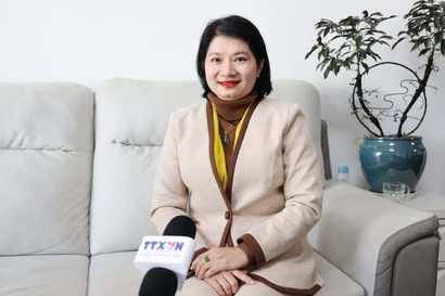 广东越粤商旅服务有限公司总经理范氏清鸾接受越通社记者采访。图自越通社