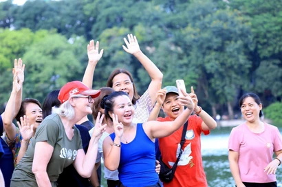 澳大利亚总督漫步还剑湖，体验河内秋日风情