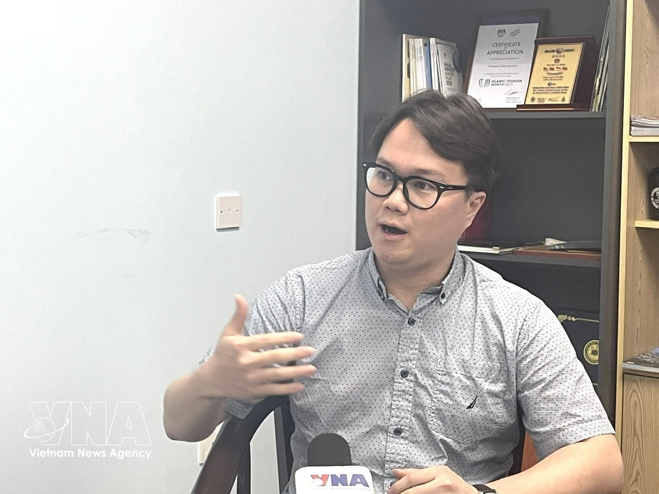 东南亚历史与国防研究学者恩佐沈鸿俊接受越通社记者采访。图自越通社