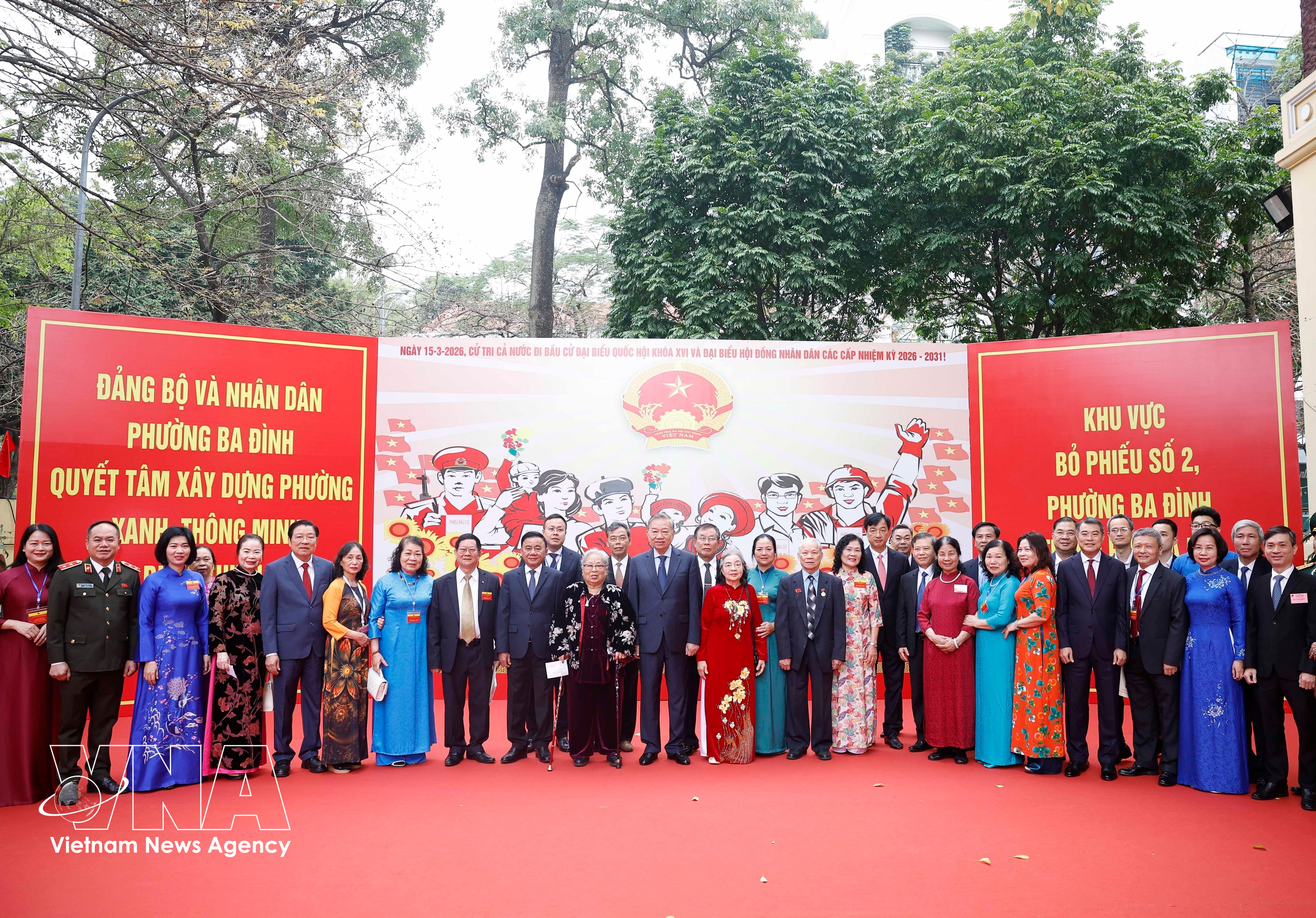 苏林总书记与河内市巴亭坊2号投票区选民们合影。图自越通社