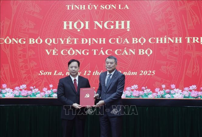 黎明兴部长向黄文严同志颁发任命决定书。图自越通社