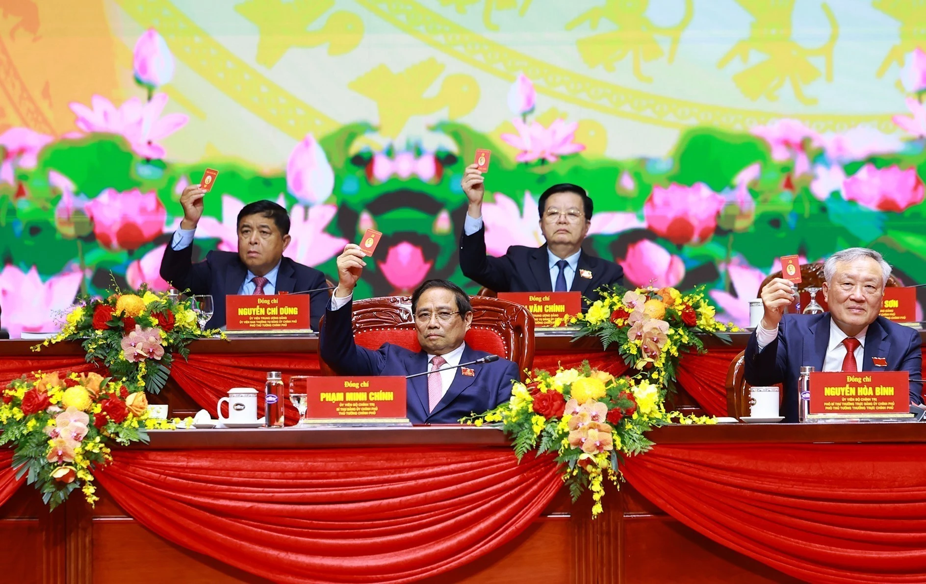 各位代表表决通过大会决议。图自越通社