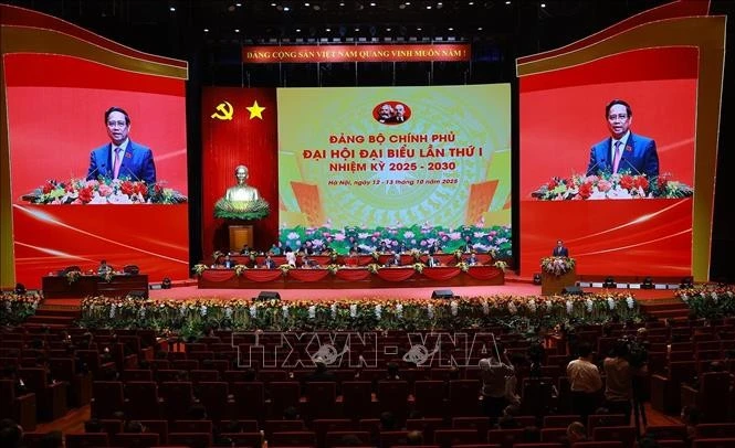 越共中央政治局委员、政府党组书记、政府总理范明政在会议上发表讲话。图自越通社