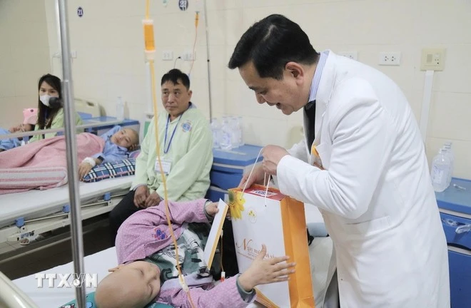 K医院领导向正在接受治疗的患者赠送礼物。图自越通社