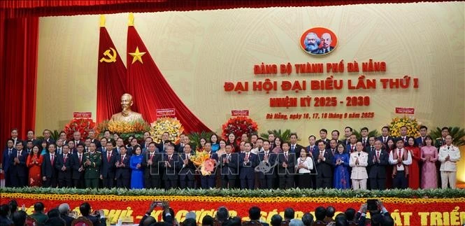 越共岘港市第一次代表大会与会代表合影。图自越通社