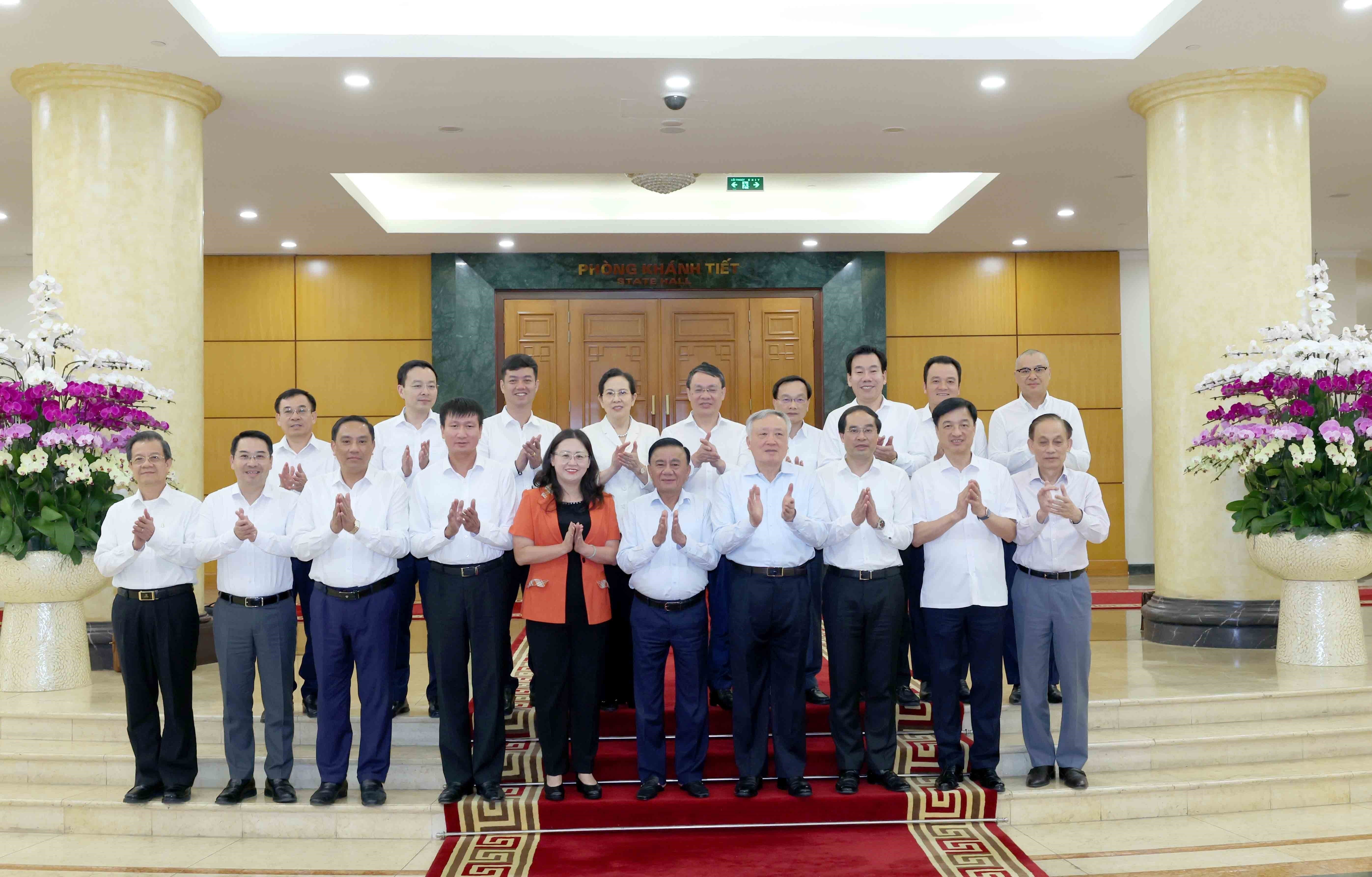 越共中央政治局第四工作组代表与得乐省委常务委员会代表合影。图自越通社