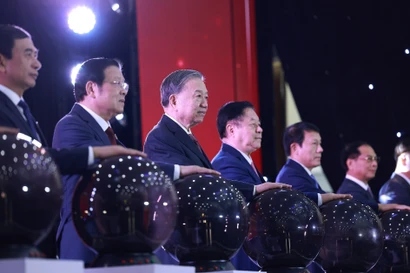 苏林总书记向越南通讯社授予第三枚胡志明勋章。图自越通社