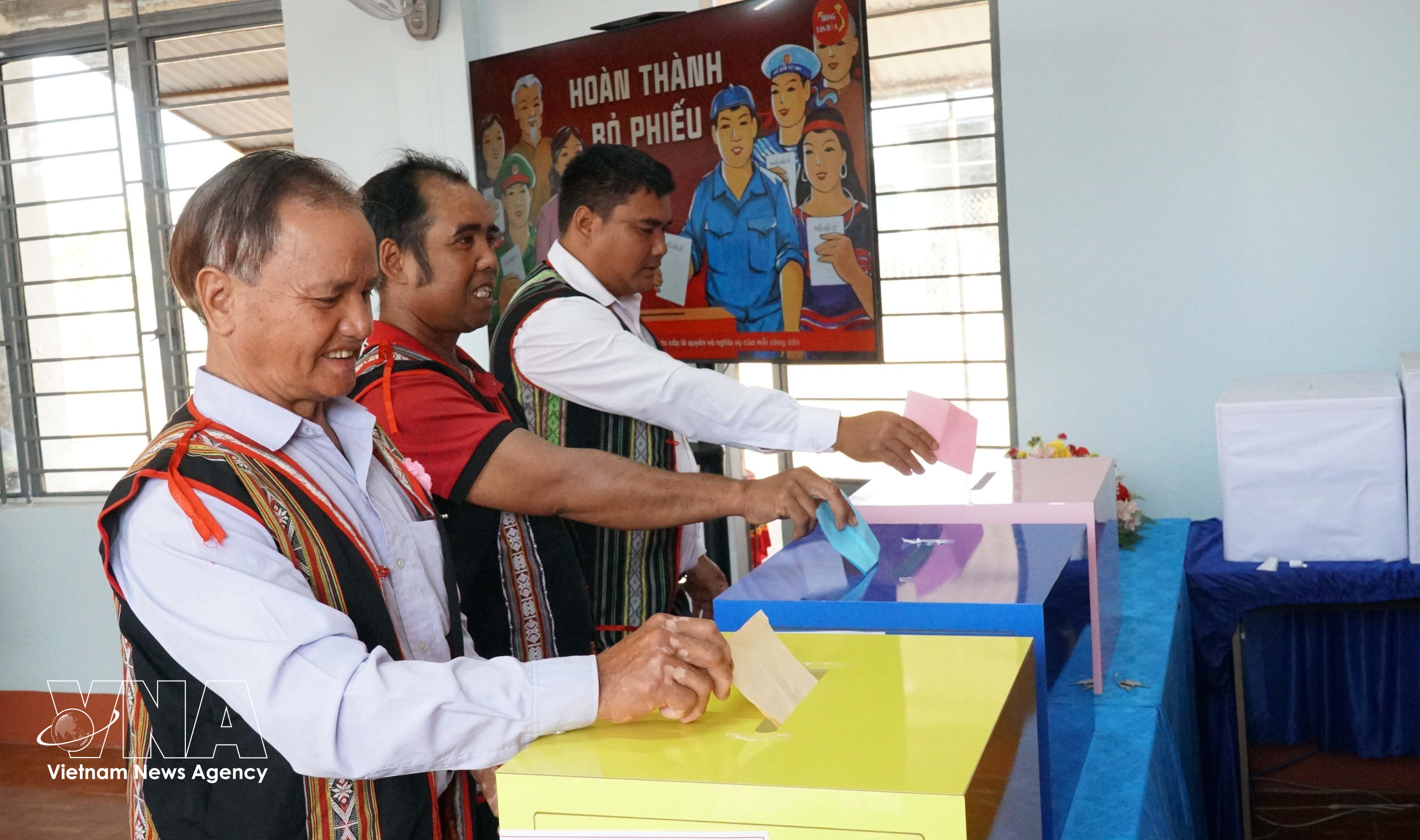 越南全国近7900万选民行使选举权利和义务。图自越通社