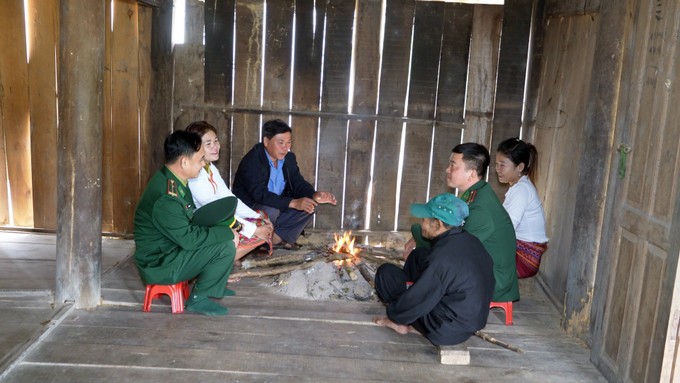 干部、党员挨家挨户进行宣传，普及法律法规以及选民的权利和义务。图自越通社