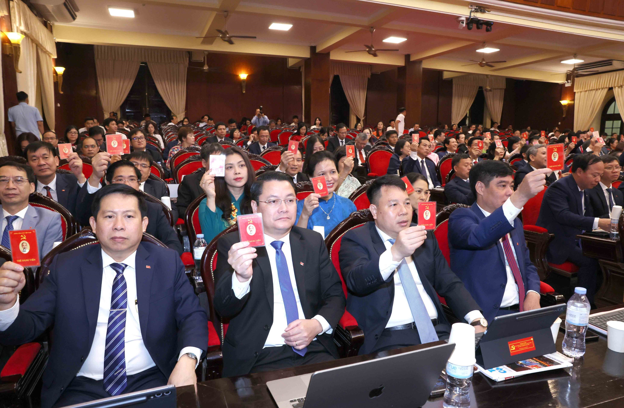 vna-potal-tien-toi-dai-hoi-xiv-cua-dang-dai-hoi-dai-bieu-dang-bo-cac-co-quan-dang-trung-uong-lan-thu-nhat-8292960.jpg