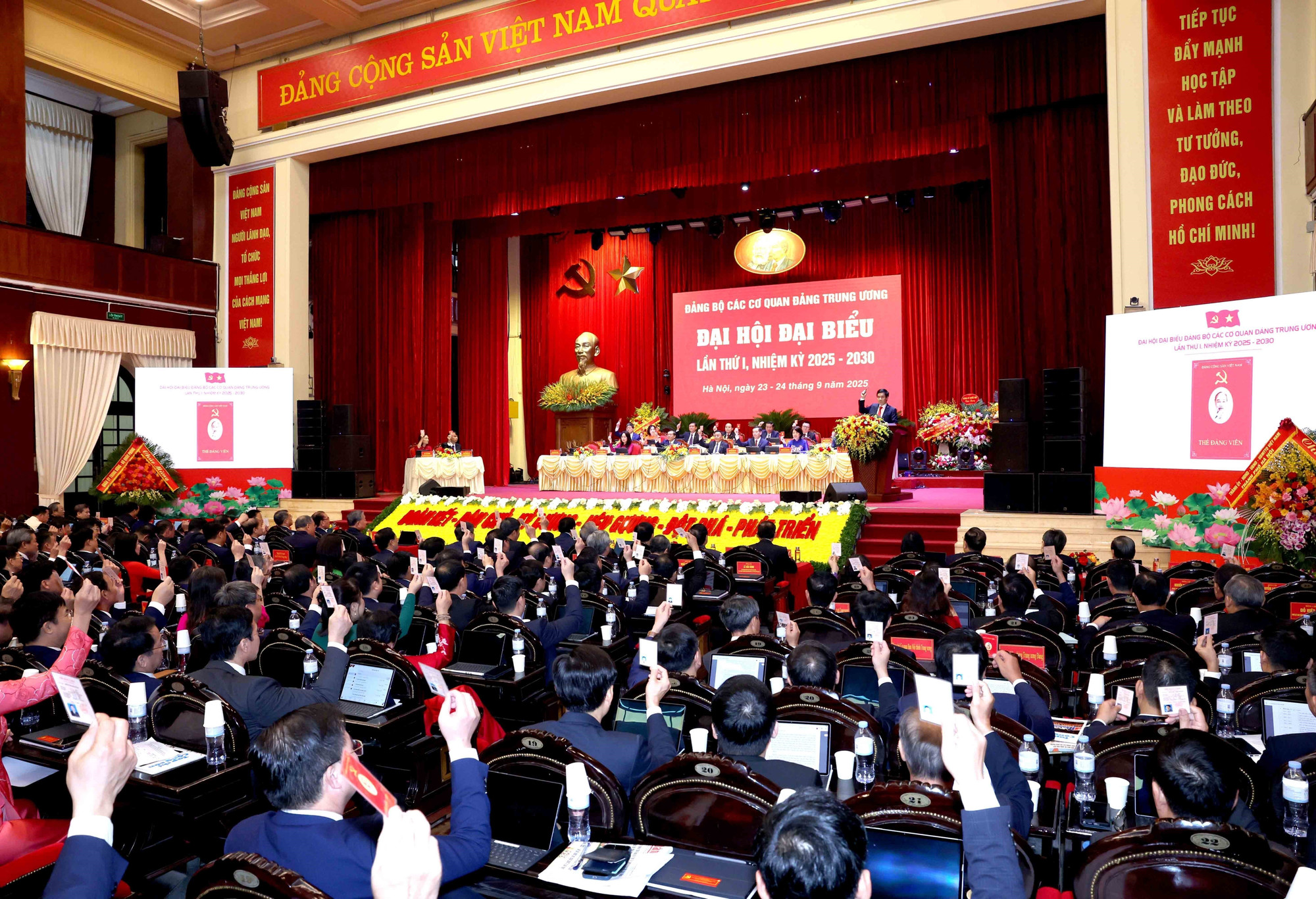vna-potal-tien-toi-dai-hoi-xiv-cua-dang-dai-hoi-dai-bieu-dang-bo-cac-co-quan-dang-trung-uong-lan-thu-nhat-8292964.jpg
