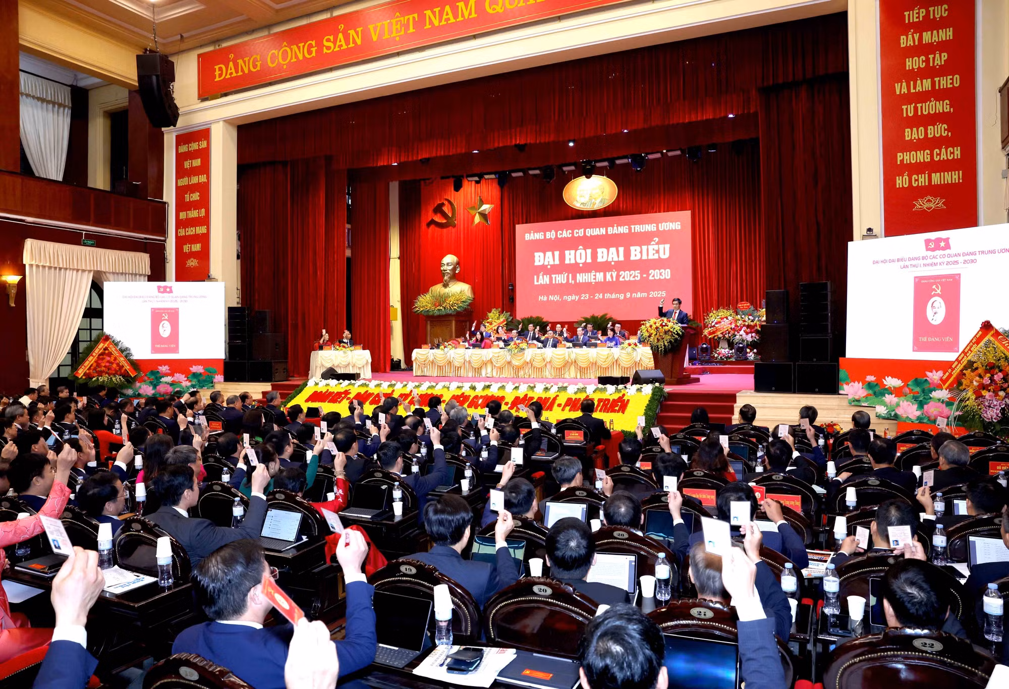 vna-potal-tien-toi-dai-hoi-xiv-cua-dang-dai-hoi-dai-bieu-dang-bo-cac-co-quan-dang-trung-uong-lan-thu-nhat-8292964.jpg