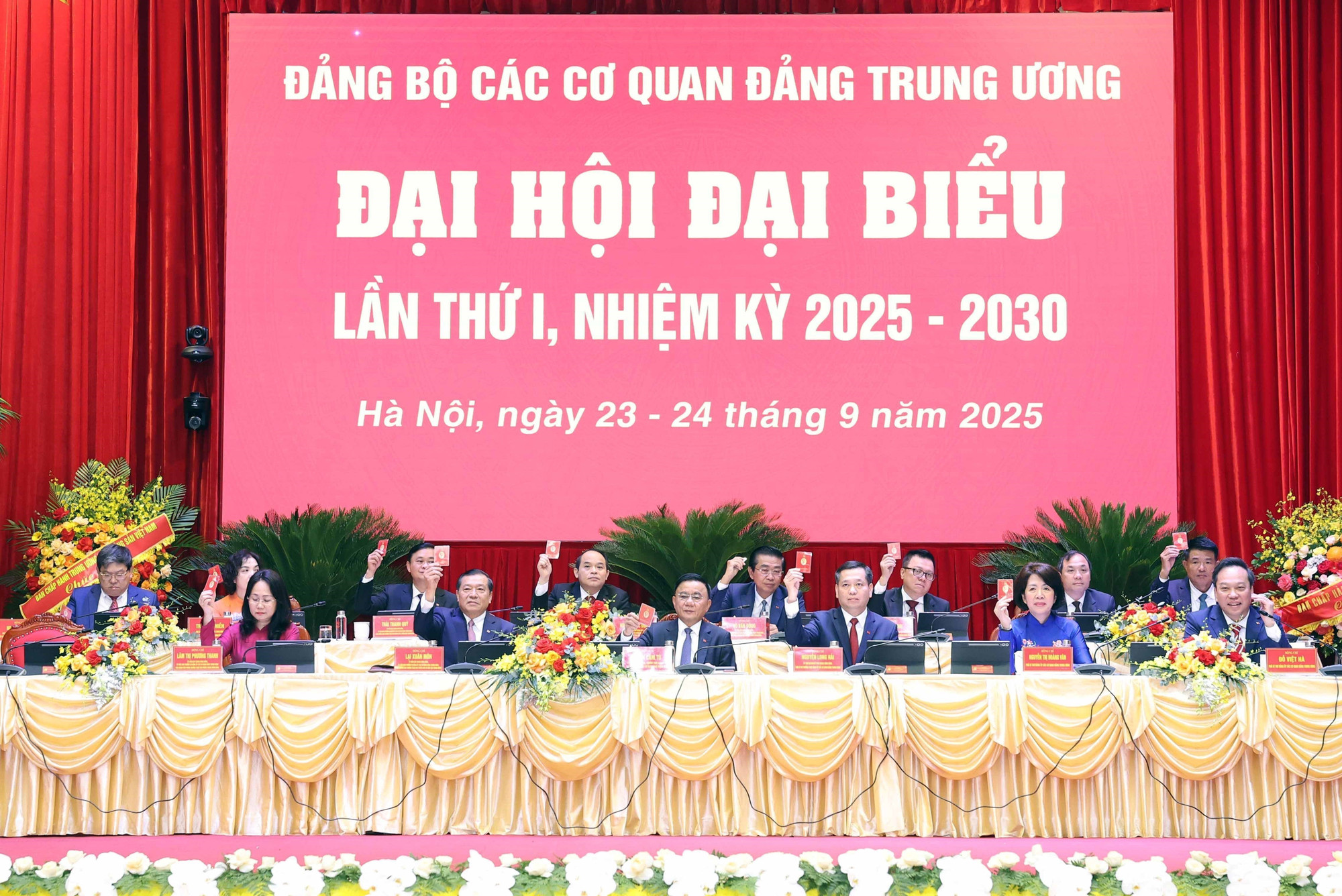 vna-potal-tien-toi-dai-hoi-xiv-cua-dang-dai-hoi-dai-bieu-dang-bo-cac-co-quan-dang-trung-uong-lan-thu-nhat-8292959.jpg