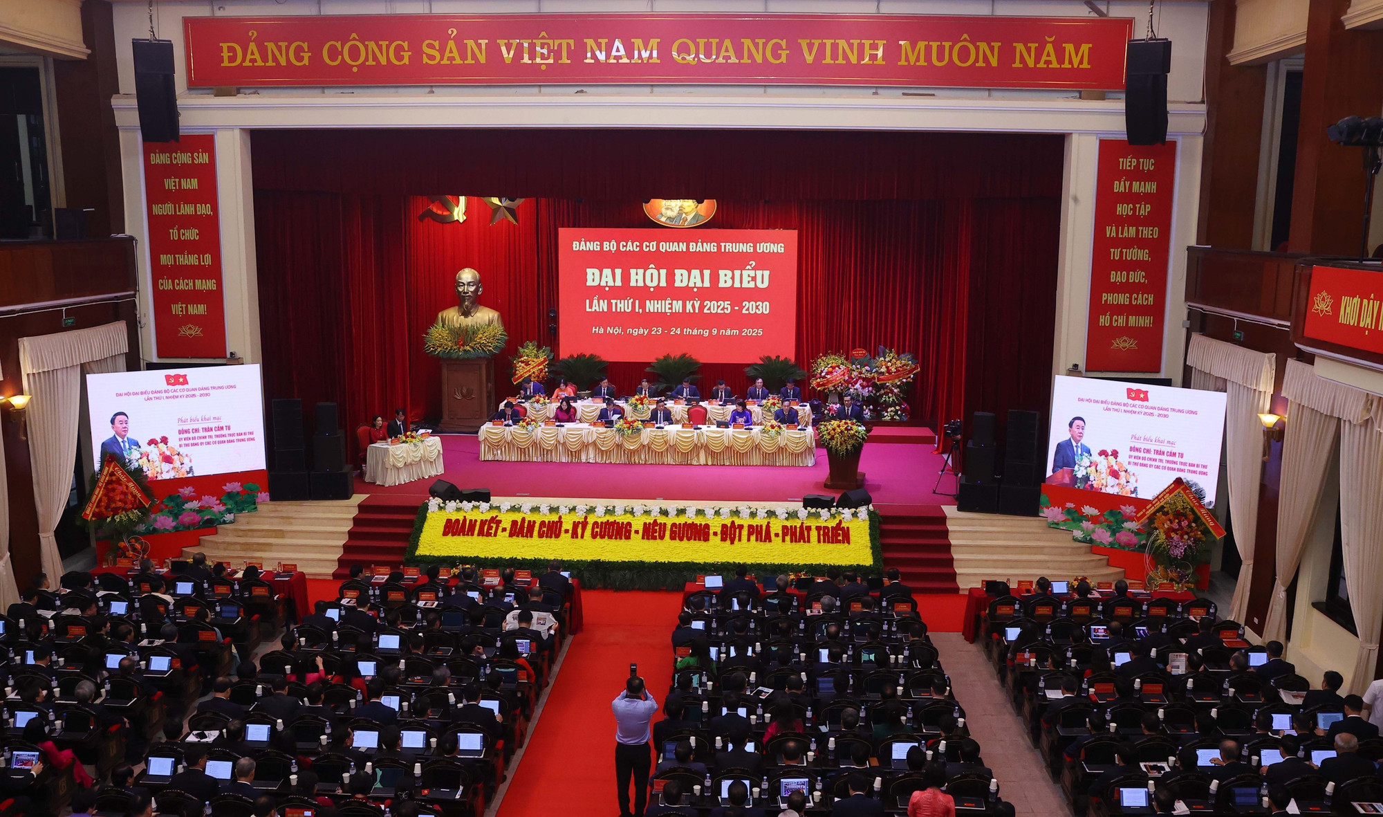 vna-potal-tien-toi-dai-hoi-xiv-cua-dang-dai-hoi-dai-bieu-dang-bo-cac-co-quan-dang-trung-uong-lan-thu-nhat-8292989.jpg