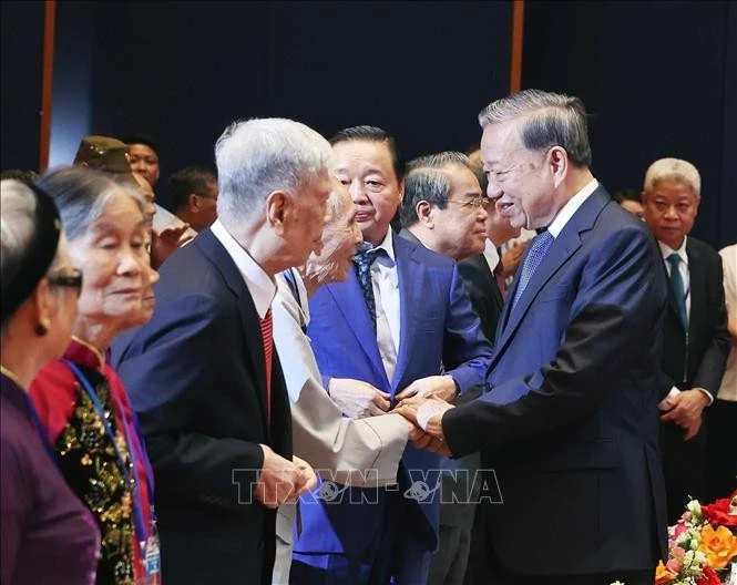 越共中央总书记苏林和革命有功人员。图自越通社