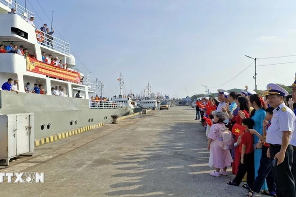 海军第二区春节前走访慰问DK1海上高脚屋。图自越通社