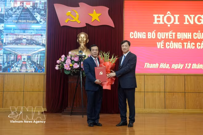 越共中央组织部部长阮维玉向黎德蔡上将颁发决定。图自越通社