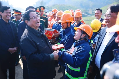 范明政总理视察两条高速公路建设情况