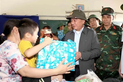 越共中央书记处常务书记陈锦秀莅临庆和省指导洪水救援和重建工作