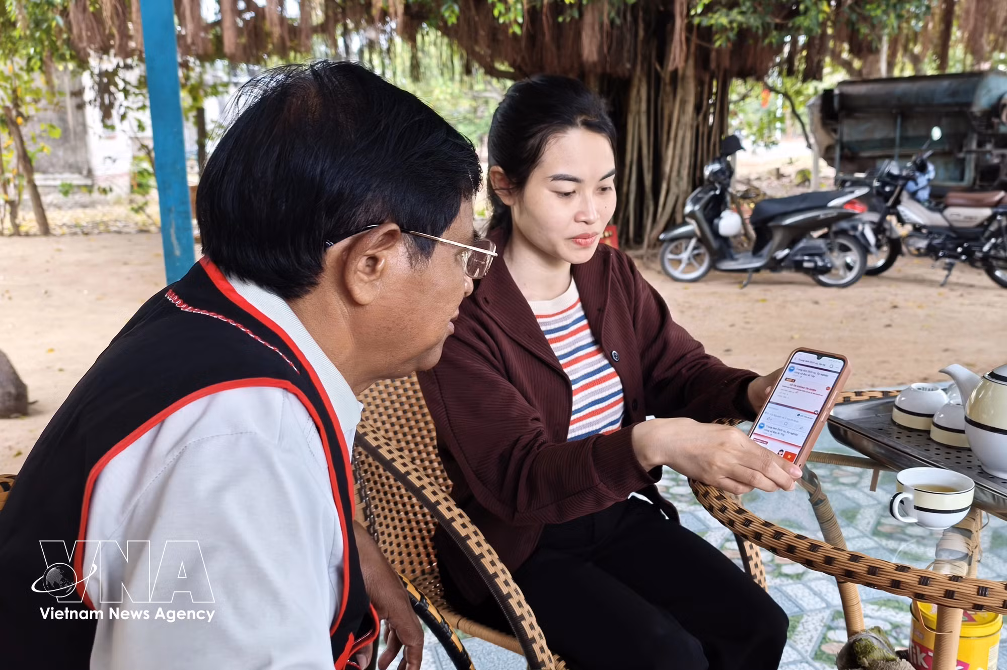 vnanet-potal-bau-cu-quoc-hoi-va-hdnd-khanh-hoa-dua-thong-tin-bau-cu-den-tung-co-so-va-nguoi-dan-8614927.jpg