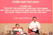 中央理论委员会主席，总结指导委员会副主任，编委会主任阮春胜发表讲话。图自越通社