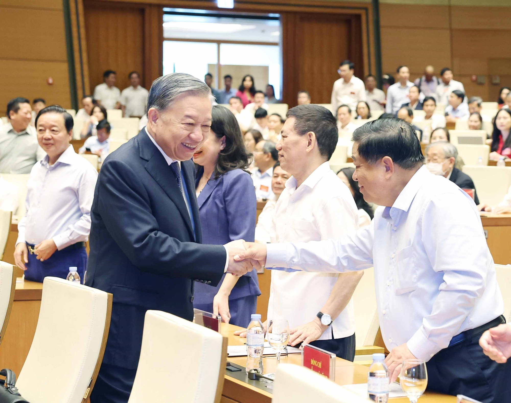 越共中央总书记苏林出席会议并发表指导性讲话。图自越通社 vna-potal-hoi-nghi-toan-quoc-quan-triet-trien-khai-thuc-hien-4-nghi-quyet-cua-bo-chinh-tri-8277236.jpg