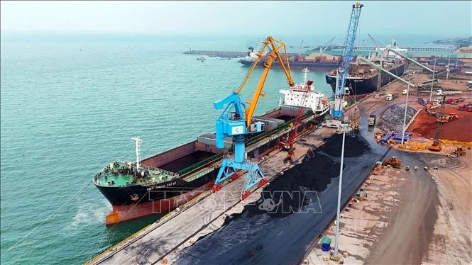 永昂港3号码头总投资额超过1万亿越南盾，长度为225米，能够接卸载重吨位达4.5万的船舶，年设计吞吐能力约215万吨。图自越通社