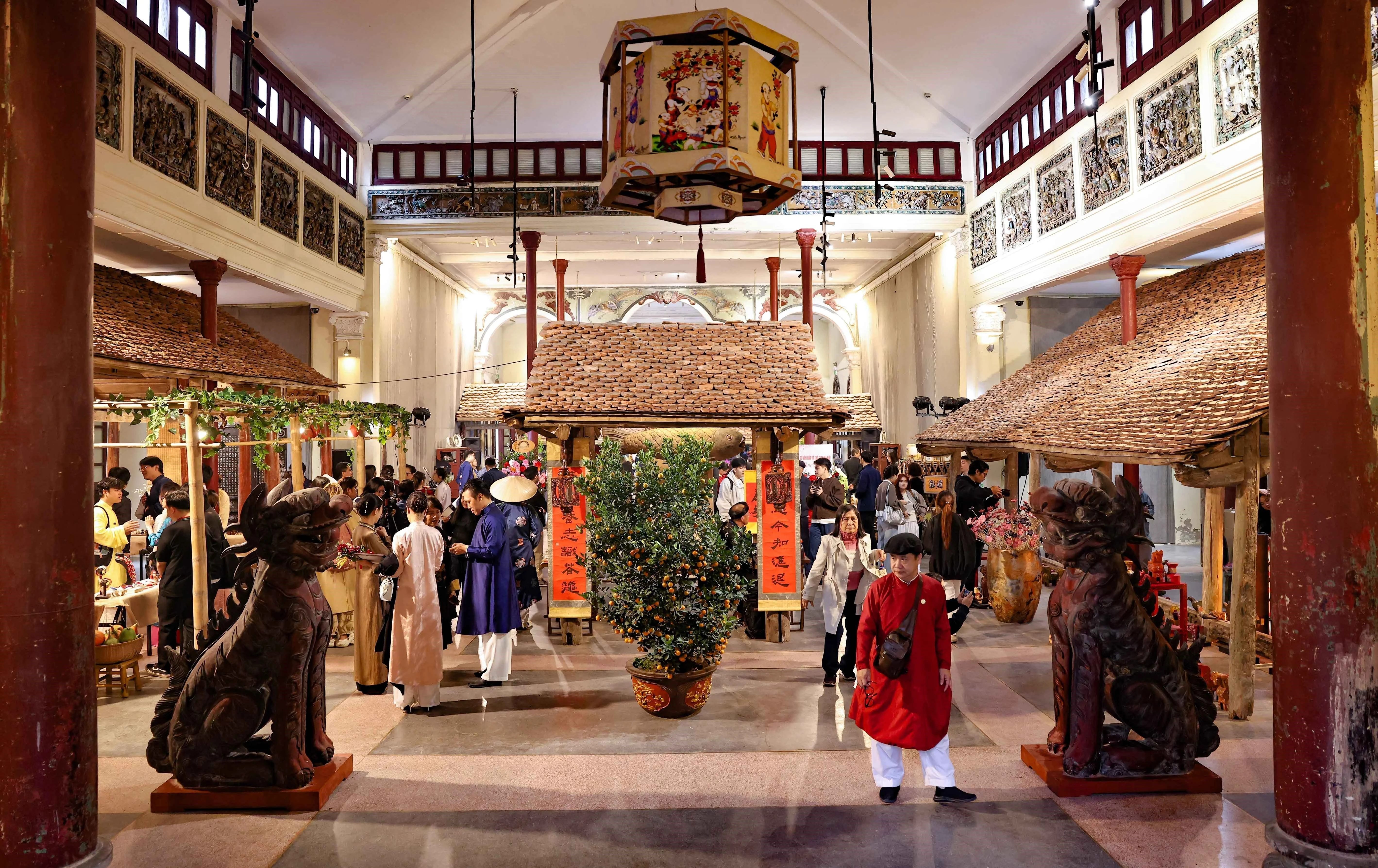 在2026年"越南春节-古街年味"活动框架下，银行（Hàng Bạc）街22号遗迹空间首次被选作再现越南北部平原春节及春节集市场景的空间。图自越通社