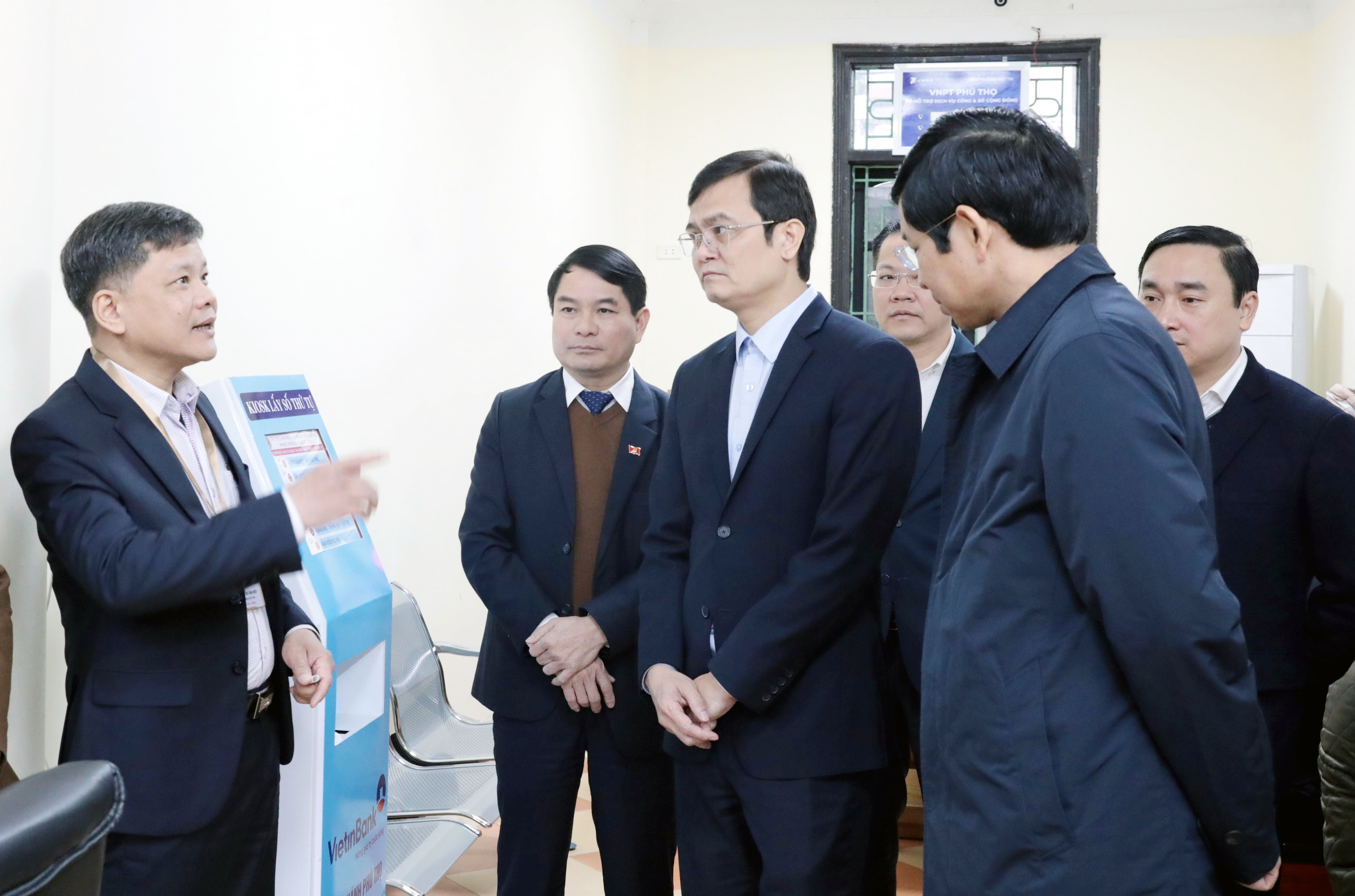 胡志明共青团中央第一书记、国家选举委员会委员裴光辉率团实地检查富寿省选举筹备工作。图自越通社