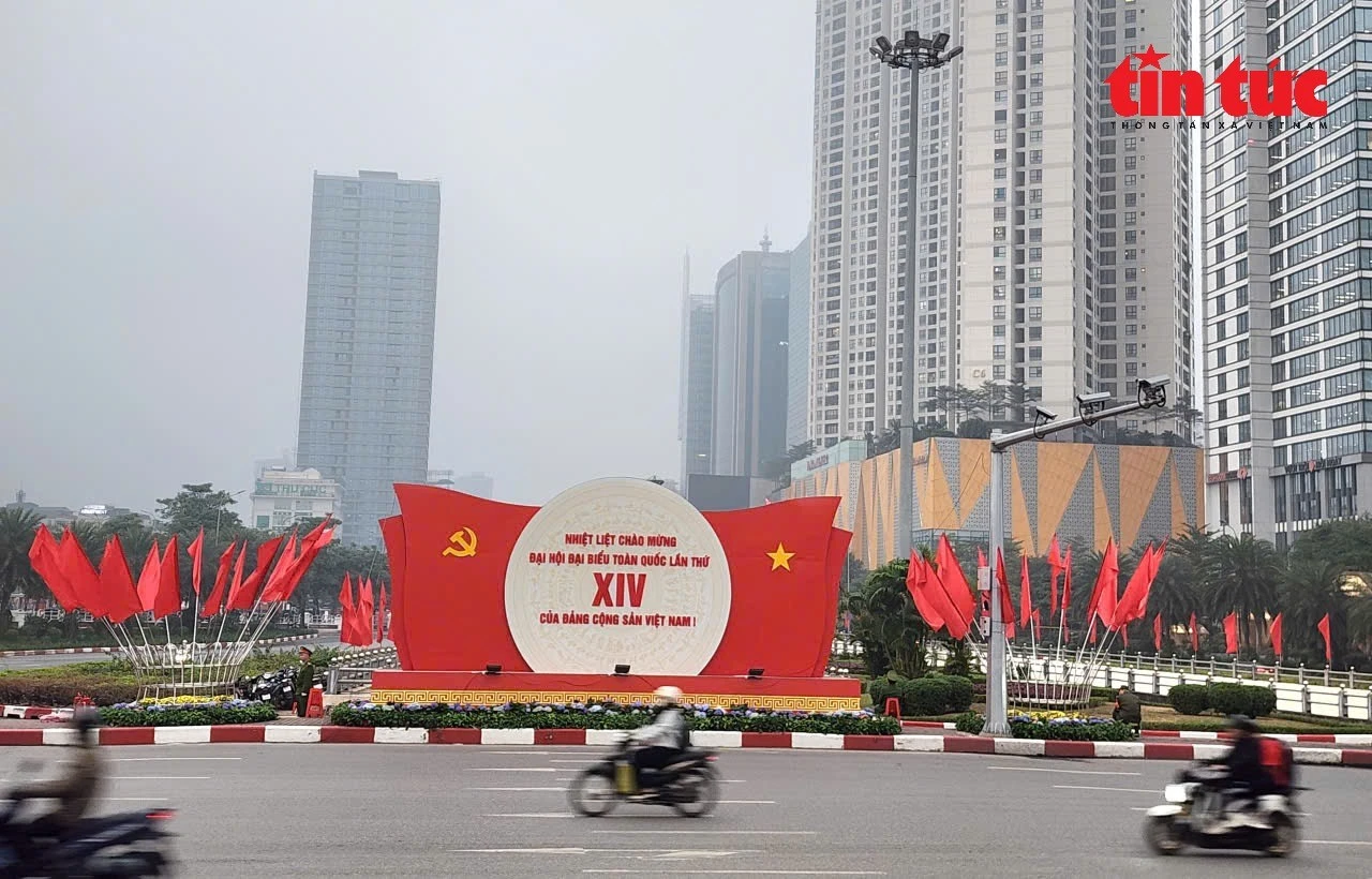 河内三环路-陈维兴交叉路口焕然一新，披上绚烂色彩。图自越通社