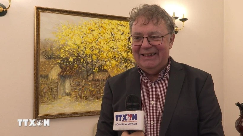 德国共产党（DKP）主席帕特里克·科贝尔接受越通社记者采访。图自越通社