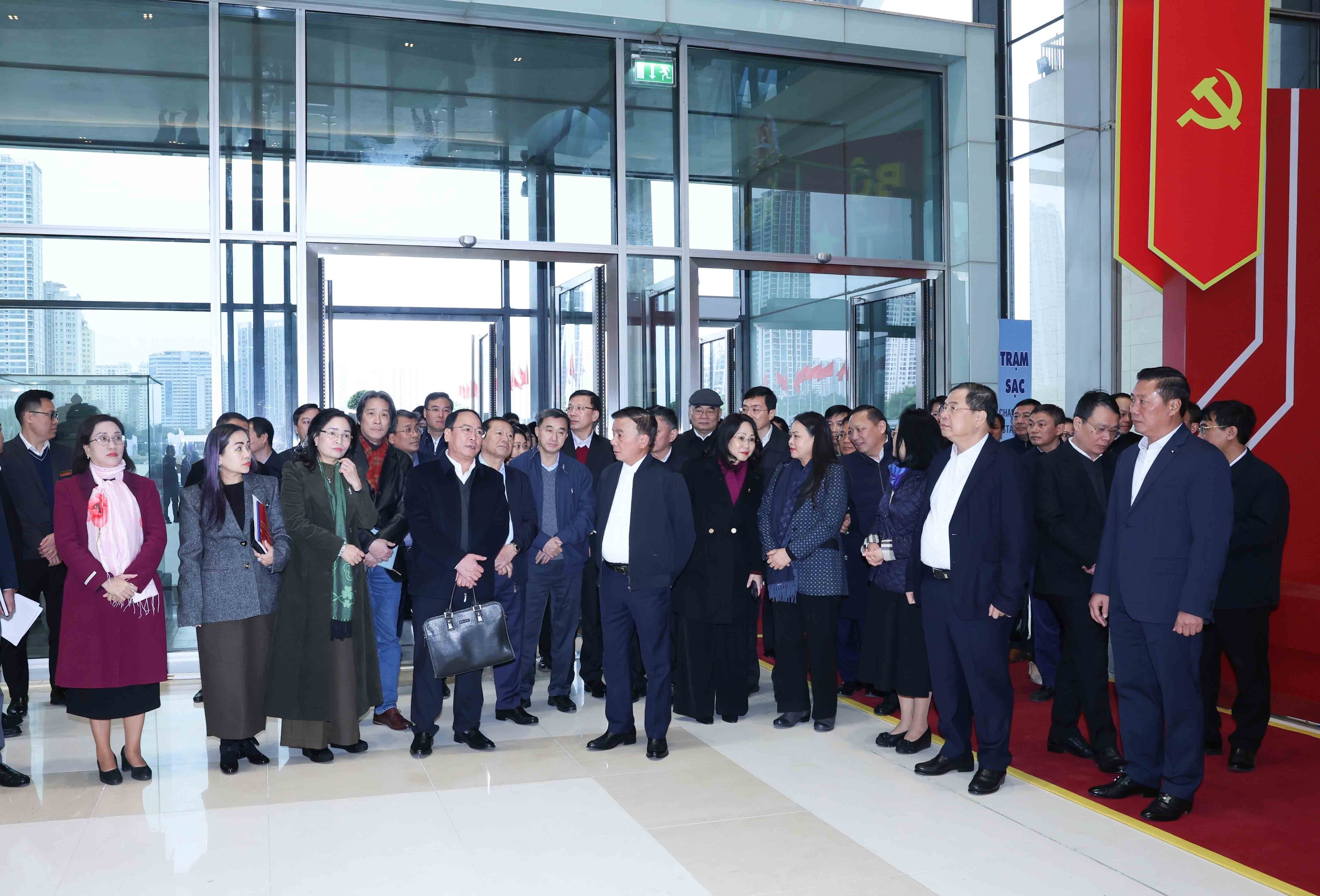 中央书记处常务书记陈锦秀率工作代表团赴国家会议中心（NCC）检查越南共产党第十四次全国代表大会筹备工作。图自越通社