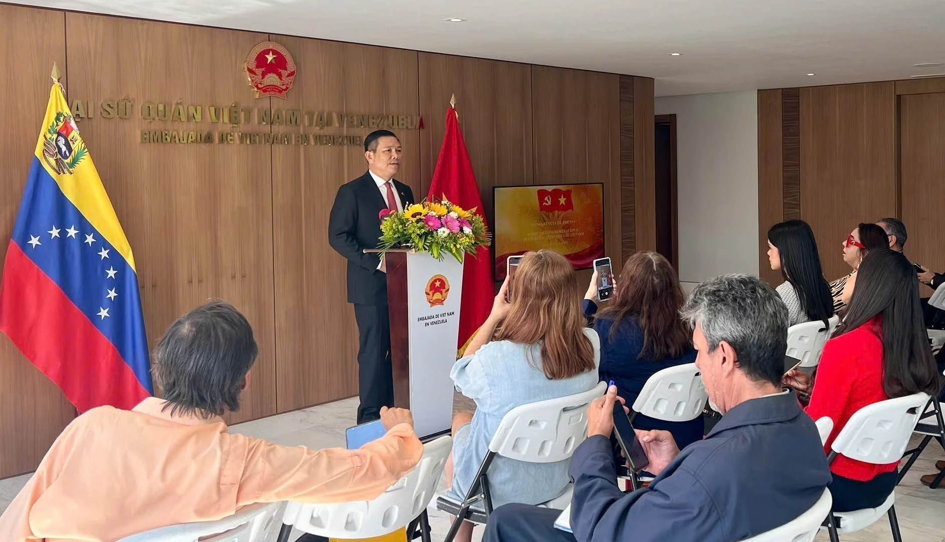 此次活动吸引了委内瑞拉主要新闻机构的众多编辑员和记者参与。图自越通社