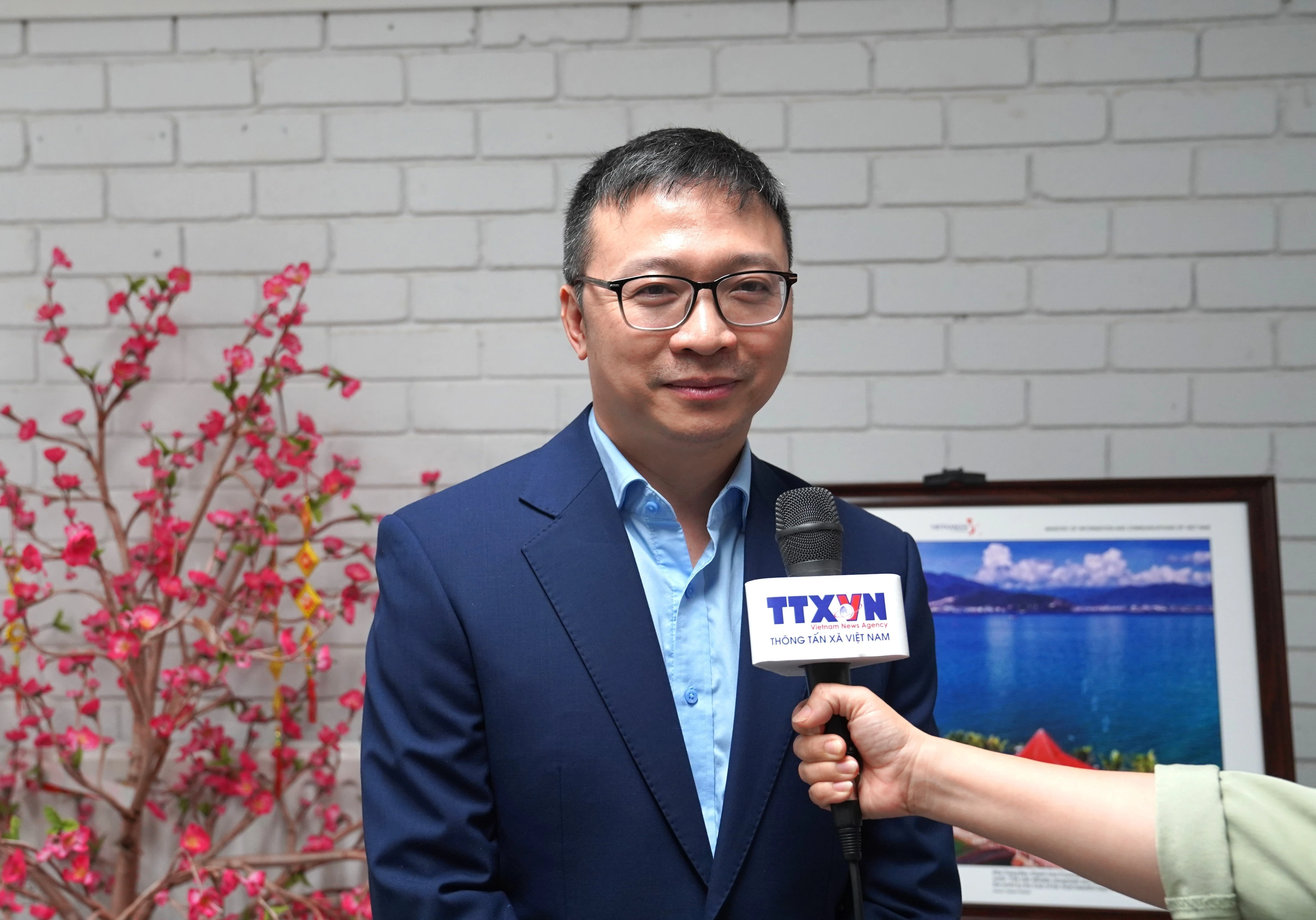 澳大利亚越南企业家协会（VBAA）秘书长、律师杜嘉胜接受越通社记者采访。图自越通社