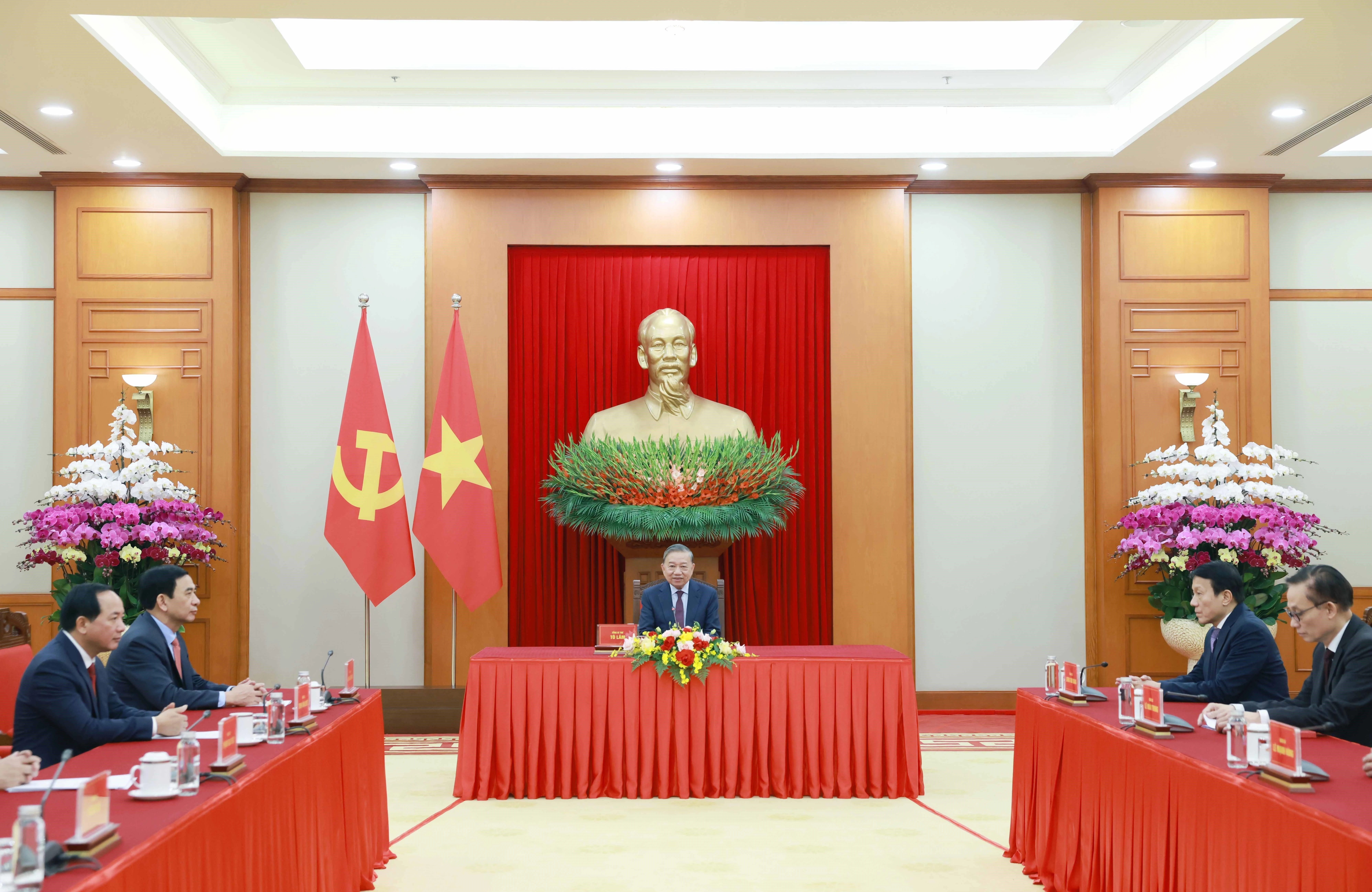 越共中央总书记苏林与俄罗斯联邦总统普京通电话。图自越通社