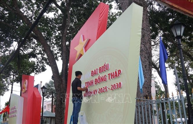 同塔省各条街道张灯结彩，标语飘扬迎接省第一次党代会。图自越通社