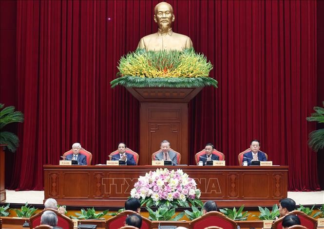 越共中央宣教和群众工作部联合祖国阵线党组、中央群众团体党组、科技部党组、文化体育旅游部党组、党中央办公厅以及有关单位在河内举行全国知识分子、科学家、文艺工作者代表座谈会。图自越通社
