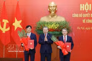 越共中央总书记、国家主席苏林向中央组织部部长阮维玉和中央办公厅主任阮海宁颁发任命决定。图自越通社