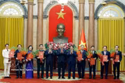 越共中央总书记、国家主席苏林向政府副总理、公安部长和外交部长颁发任命决定。图自越通社