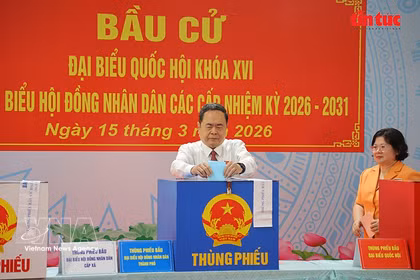 越南国会主席、国家选举委员会主席陈青敏在胡志明市旭门乡第14号投票站行使公民权利。图自越通社