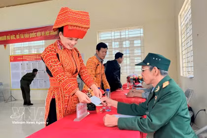 越南北宁省安乐乡那庄村的瑶族同胞兴高采烈地参加选举。图自越通社
