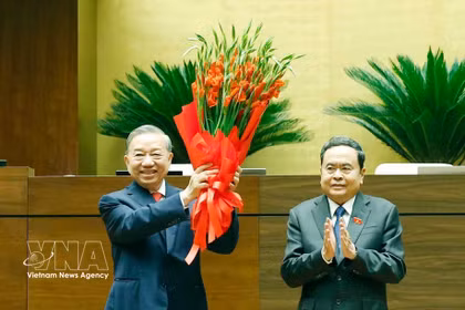 越南国会主席陈青敏向国家主席苏林送花祝贺。图自越通社