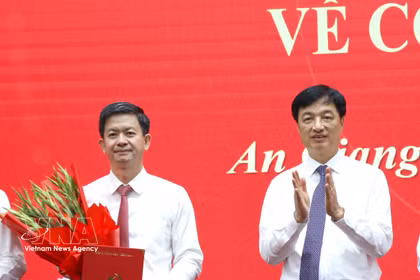 越共中央政治局委员、中央书记处书记、中央组织部部长阮维玉向黎光松同志颁发任命决定。图自越通社